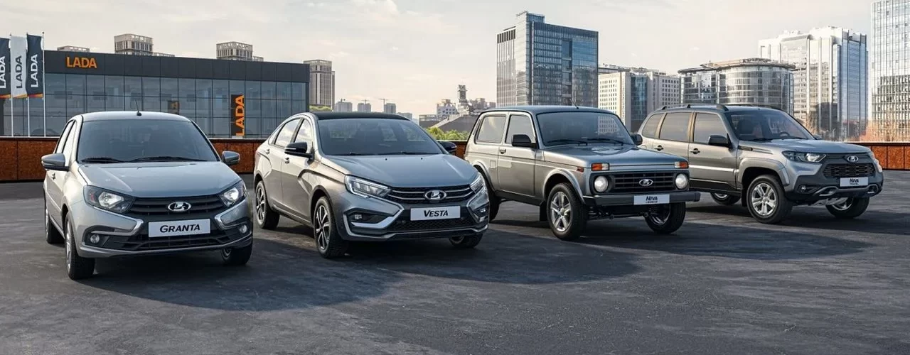 Логотип LADA на фоне российского пейзажа