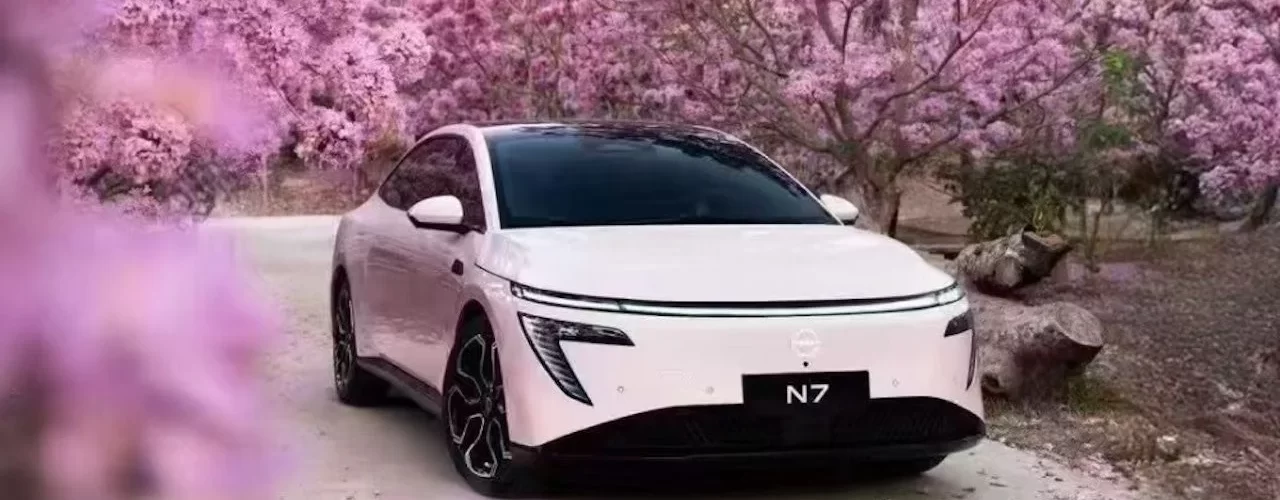 Электромобиль Nissan N7 на фоне городского пейзажа