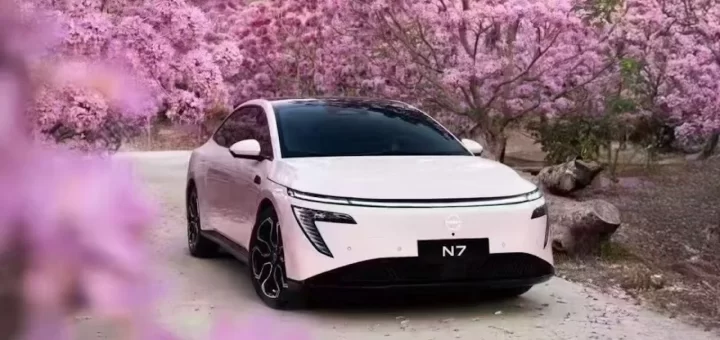 Электромобиль Nissan N7 на фоне городского пейзажа