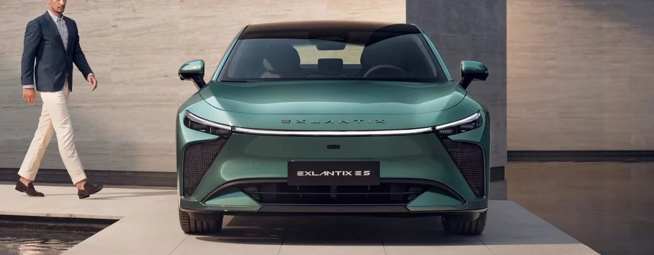 Стильное гибридное купе Exeed Exlantix ES на фоне современного города