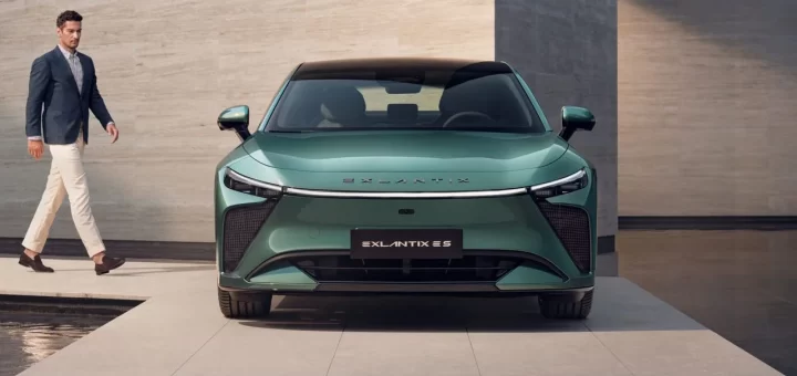 Стильное гибридное купе Exeed Exlantix ES на фоне современного города