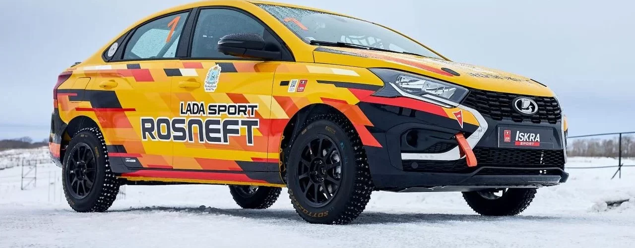 Гоночная версия LADA Iskra Sport на фоне трассы
