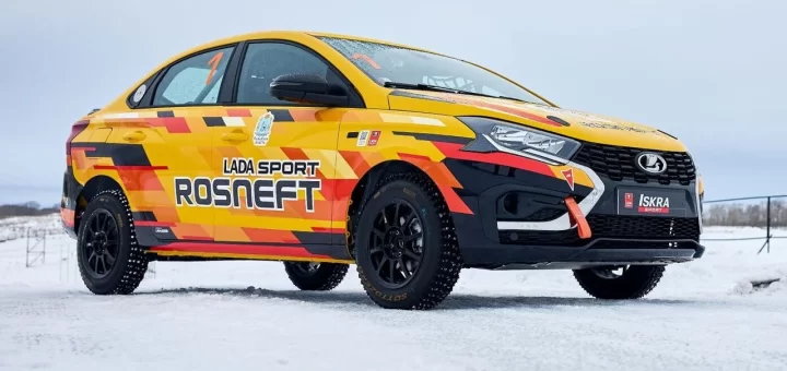 Гоночная версия LADA Iskra Sport на фоне трассы