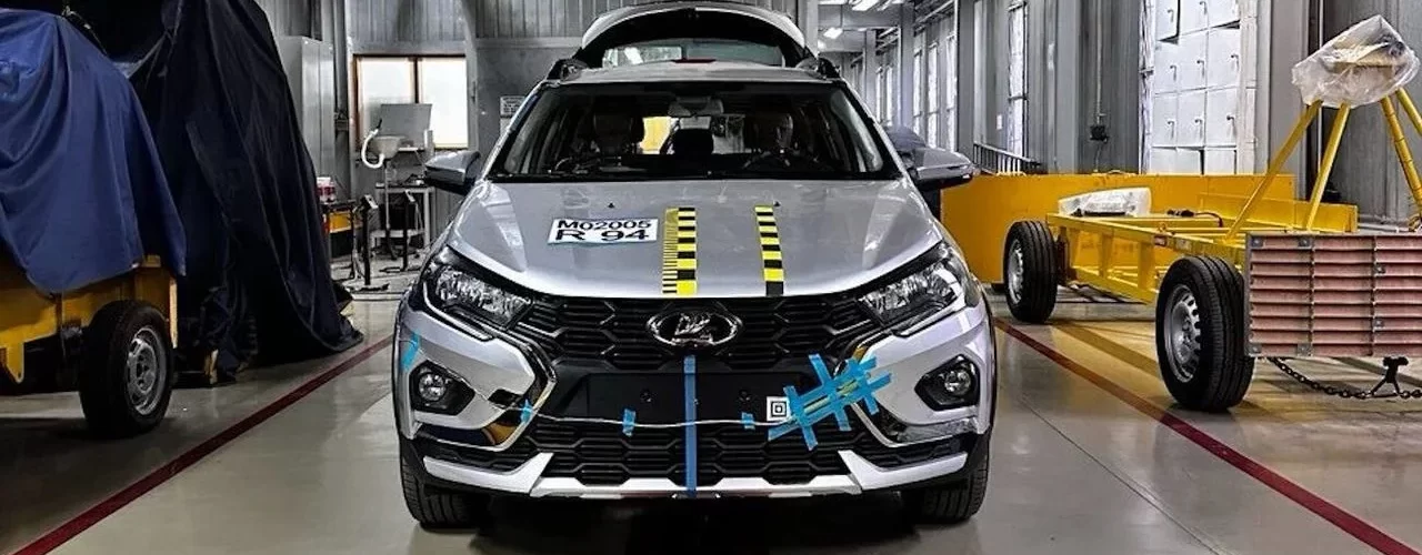 Фотография новой LADA Iskra, проходящей краш-тест.