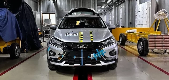 Фотография новой LADA Iskra, проходящей краш-тест.