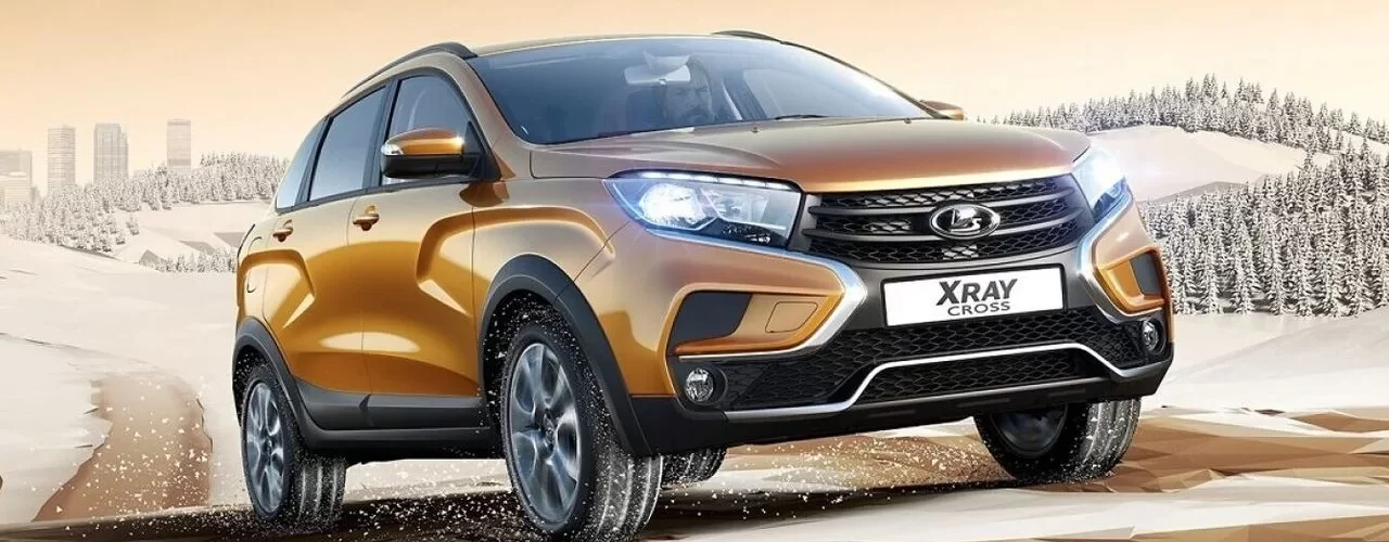 Ярко-оранжевый LADA XRay Cross на фоне зимнего пейзажа