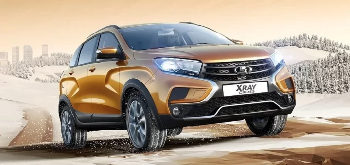 Ярко-оранжевый LADA XRay Cross на фоне зимнего пейзажа