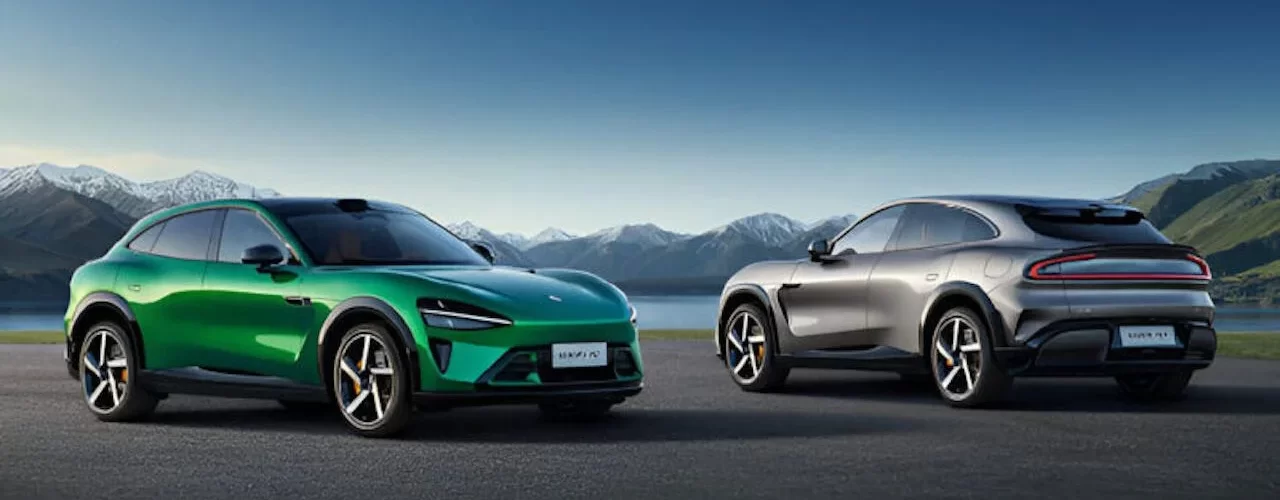 Электрический кроссовер Xiaomi YU7 на фоне городской застройки