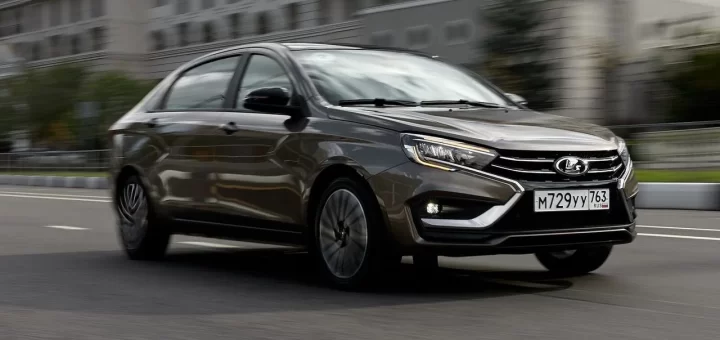 Желто-белый удлиненный седан LADA Aura с шашечками на крыше