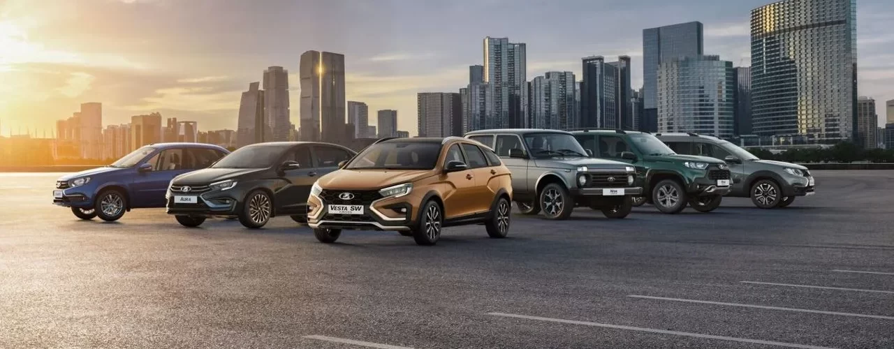 Логотип LADA Vesta на фоне российского флага