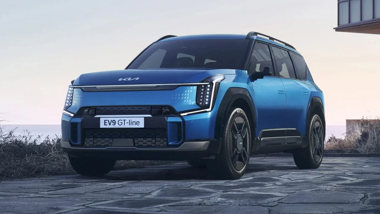 Изображение, иллюстрирующее новость о регистрации товарных знаков Kia EV7 и EV9 в России.