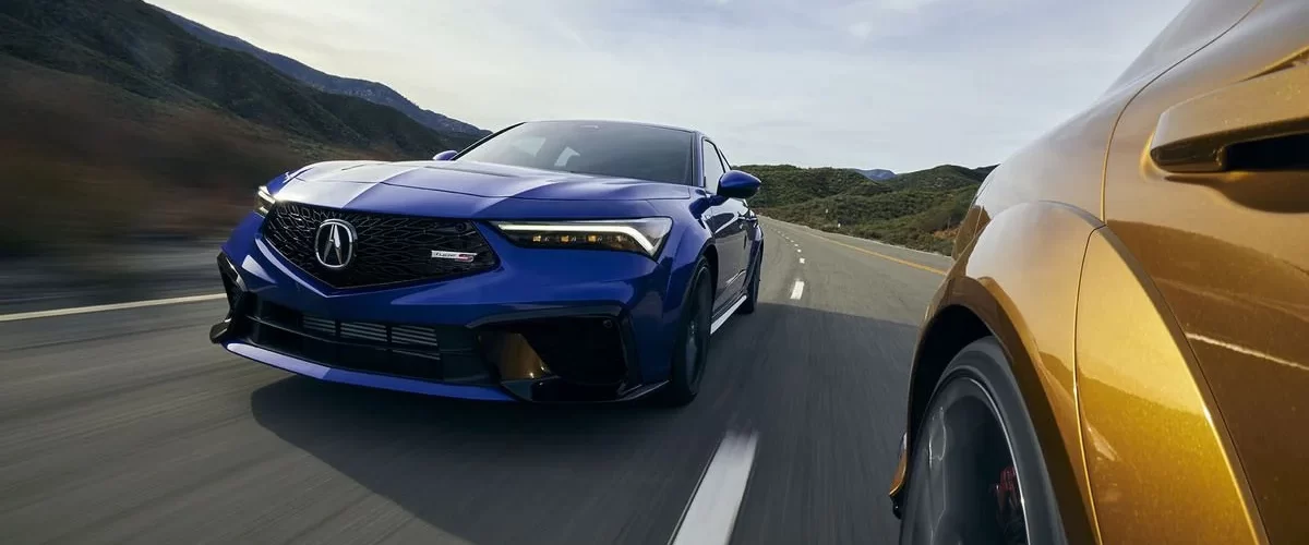 Три мощных спортивных автомобиля на гоночной трассе