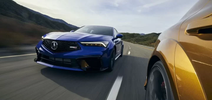 Три мощных спортивных автомобиля на гоночной трассе