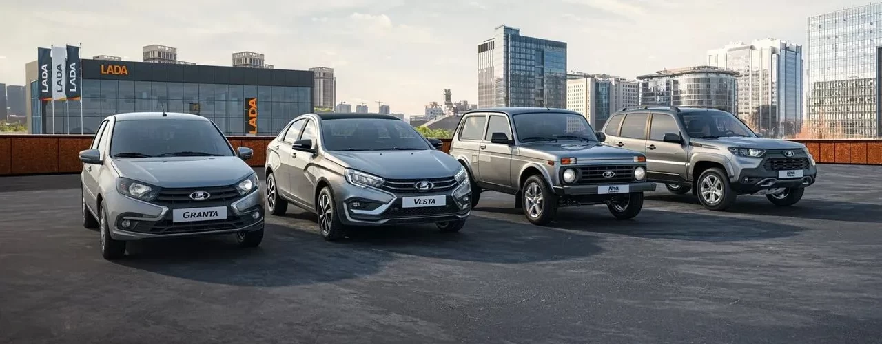 Фотография различных моделей автомобилей LADA с яркими акцентными цветами, указывающими на скидки.