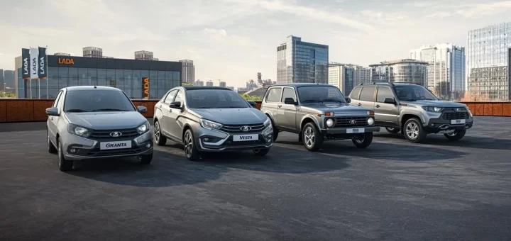 Фотография различных моделей автомобилей LADA с яркими акцентными цветами, указывающими на скидки.