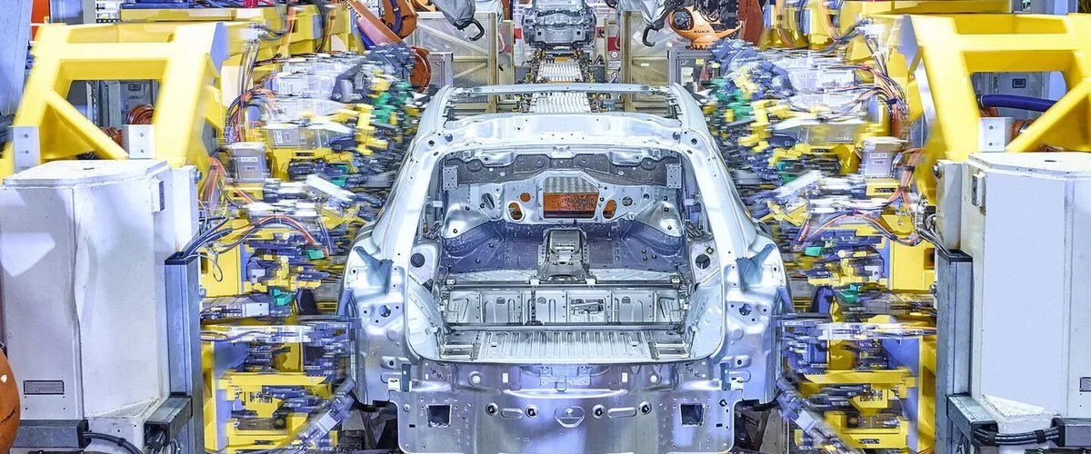 График падения экспорта немецких автомобилей и роста продаж китайских электромобилей