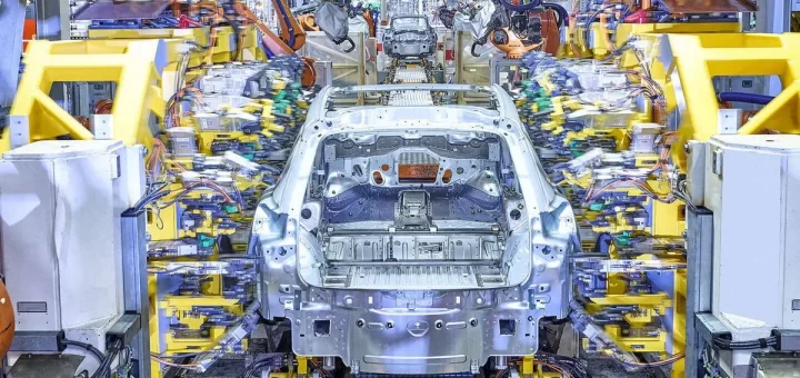 График падения экспорта немецких автомобилей и роста продаж китайских электромобилей