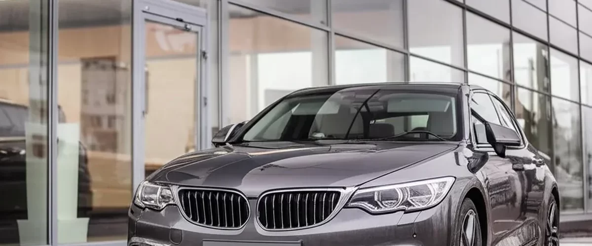 Изображение, иллюстрирующее дилерский центр или онлайн-продажи автомобилей.