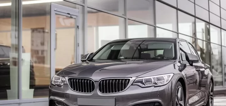 Изображение, иллюстрирующее дилерский центр или онлайн-продажи автомобилей.