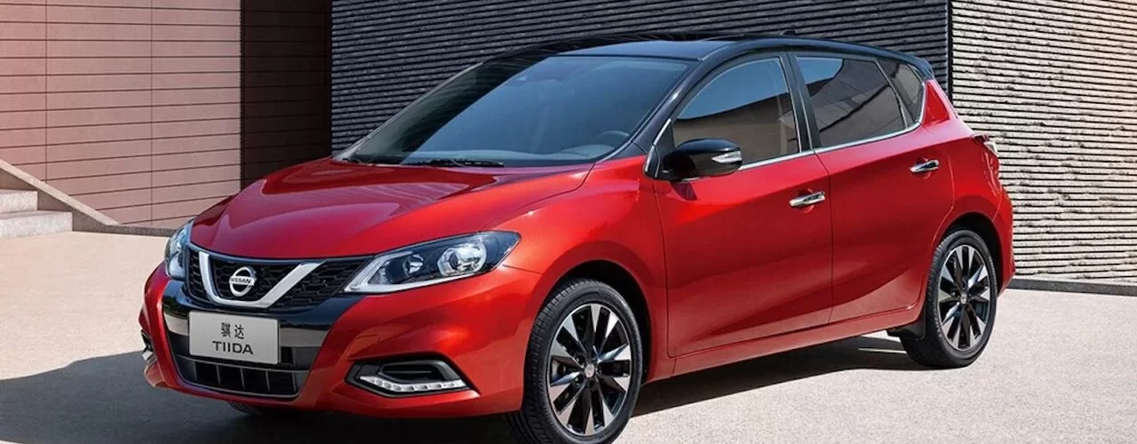 Nissan Tiida — просторный хэтчбек, доступный в России.