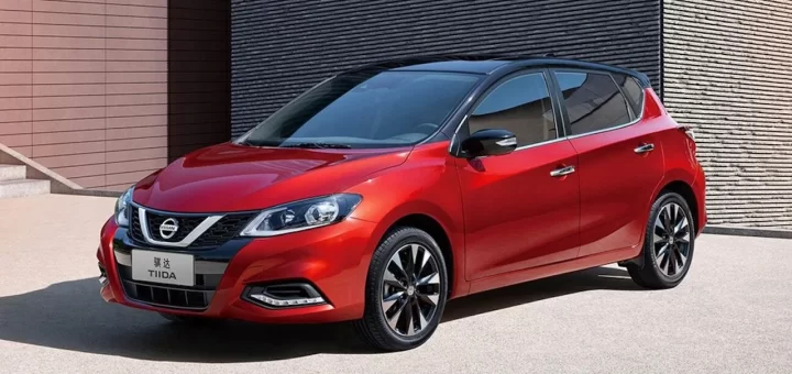 Nissan Tiida — просторный хэтчбек, доступный в России.
