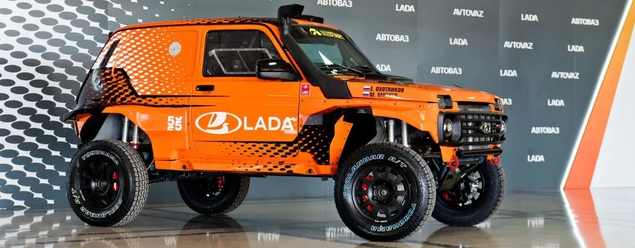 Раллийный автомобиль LADA Niva Sport Turbo на фоне горного пейзажа