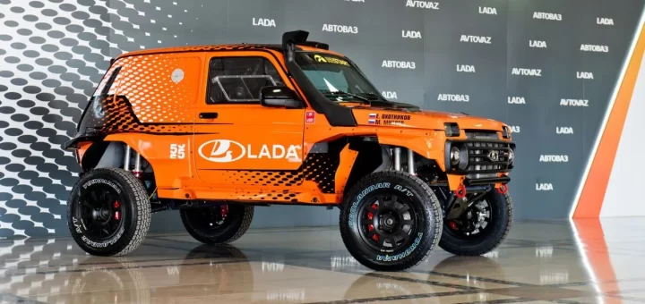 Раллийный автомобиль LADA Niva Sport Turbo на фоне горного пейзажа