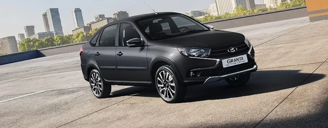 LADA Granta Active Cross на фоне загородного пейзажа