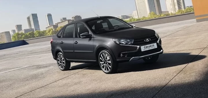 LADA Granta Active Cross на фоне загородного пейзажа