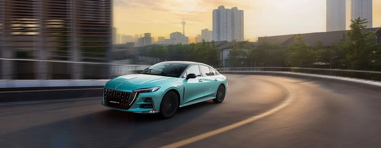 Стильный Hongqi H6 на фоне городского пейзажа