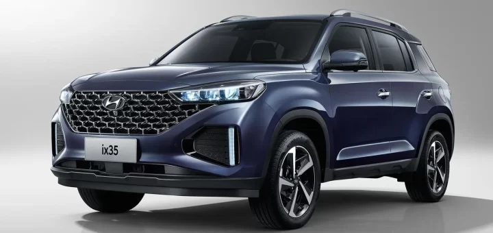 Hyundai ix35 2020 года на фоне городского пейзажа