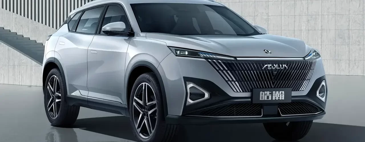 Новый кроссовер Dongfeng Mage на фоне городского пейзажа