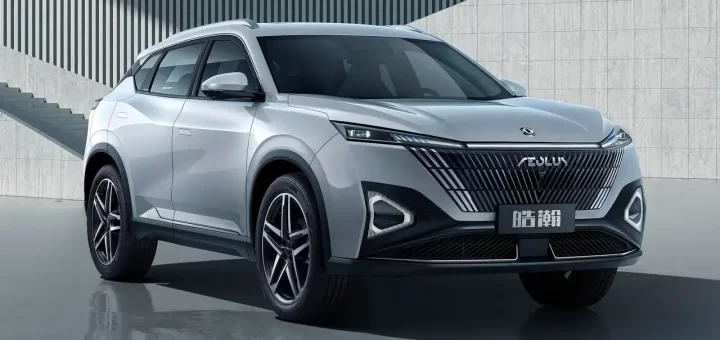 Новый кроссовер Dongfeng Mage на фоне городского пейзажа