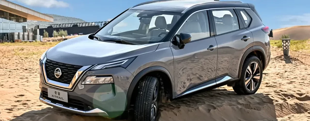 Nissan X-Trail на фоне городского пейзажа