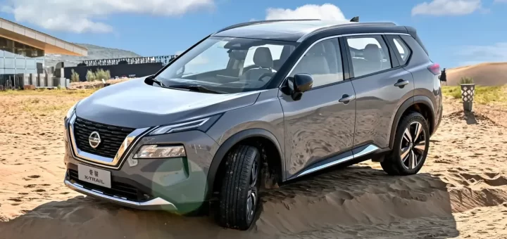 Nissan X-Trail на фоне городского пейзажа