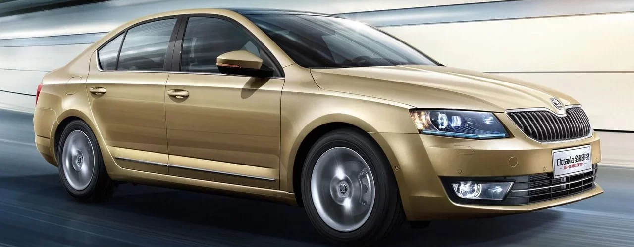 Фотография Skoda Octavia A7 бежевого цвета на фоне автосалона