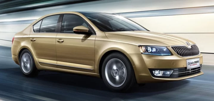 Фотография Skoda Octavia A7 бежевого цвета на фоне автосалона