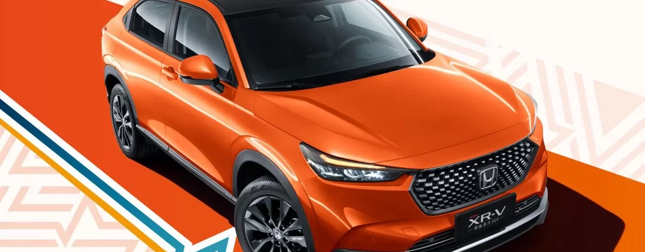 Новый Honda XR-V на фоне городского пейзажа