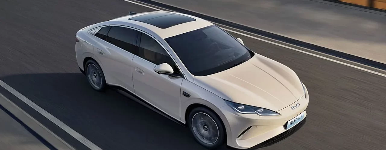 BYD Seal 06 EV на дороге