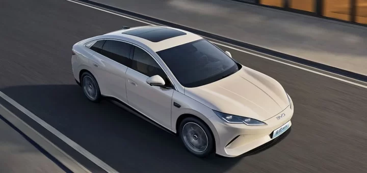 BYD Seal 06 EV на дороге