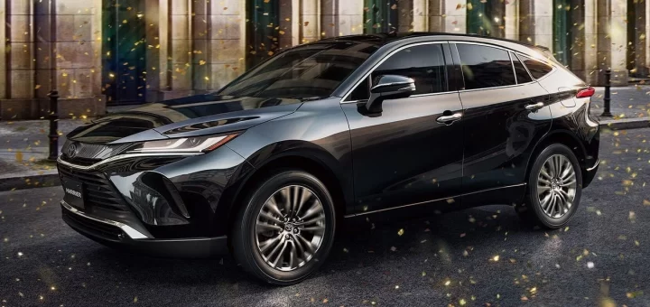 Новый Toyota Harrier на фоне городского пейзажа.