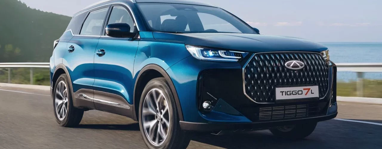 Chery Tiggo 7L AWD на фоне городского пейзажа