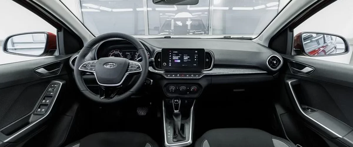 Фотография новой LADA Iskra у дилерского центра.