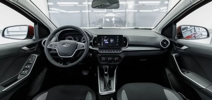 Фотография новой LADA Iskra у дилерского центра.