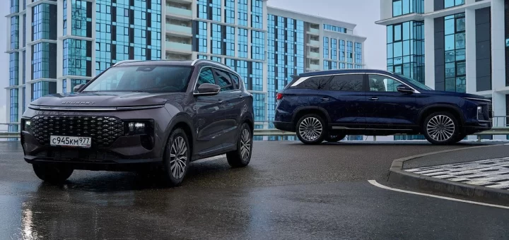 Кроссовер Soueast S07 на фоне городского пейзажа