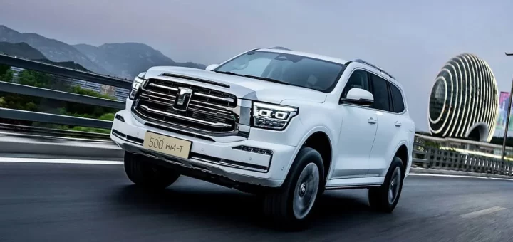 Новый Tank 500 Hi-Charge на фоне горного пейзажа