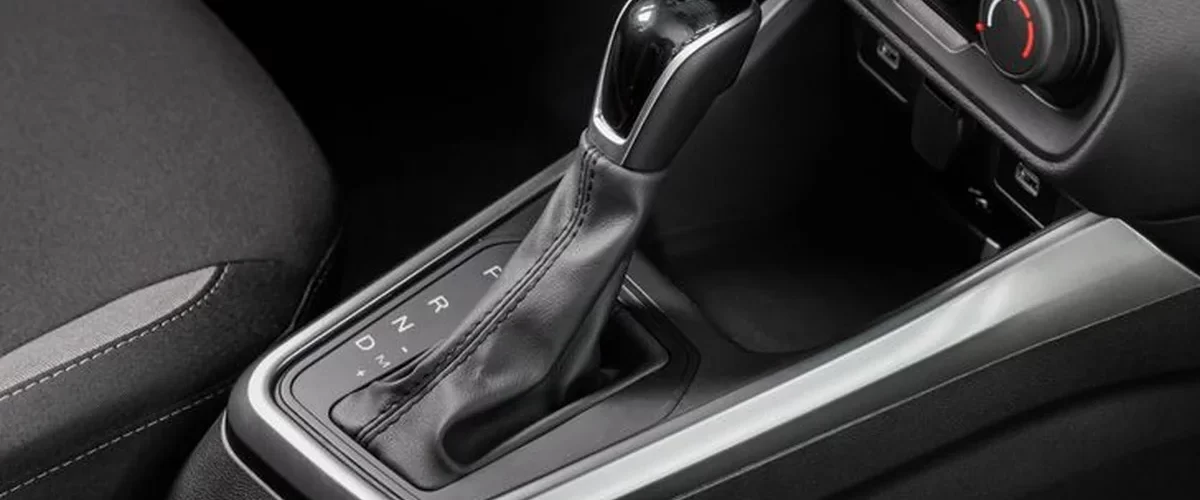 LADA Iskra: новый седан на фоне городского пейзажа