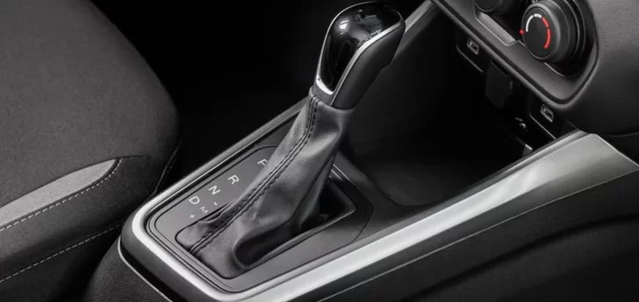 LADA Iskra: новый седан на фоне городского пейзажа