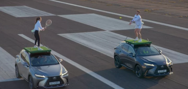 Два кроссовера Lexus NX едут по аэродрому, на крышах которых играют в теннис два человека