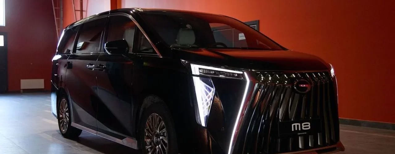 Роскошный салон GAC M8 Lounge с комфортабельными креслами и 34-дюймовым экраном